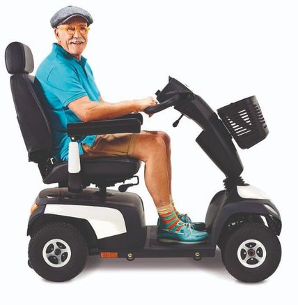 Senior am Elektroscooter